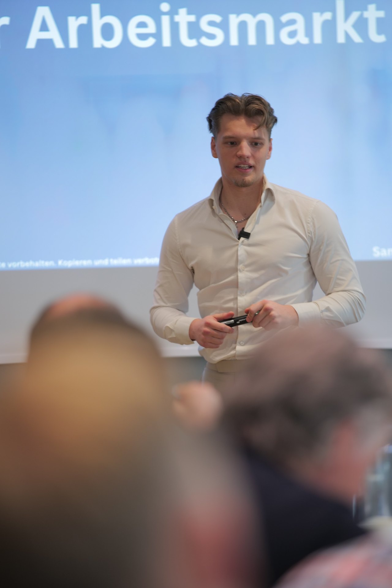 Mads Janssen beim Vortrag auf dem Erfolgsbooster-Tag