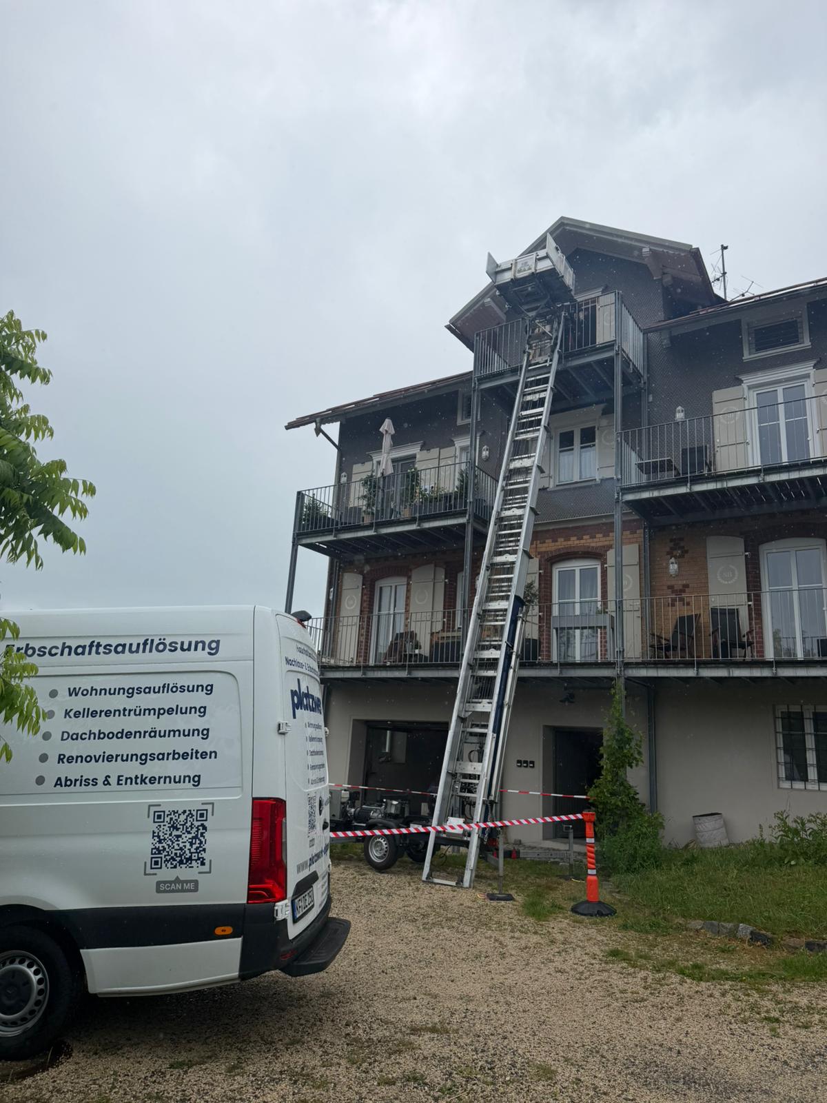 Möbelaufzug aufgebaut vor dem Wohnhaus
