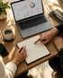 Beratungsgespräch am Tisch mit Laptop und Notizen