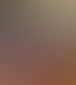 Mann bekommt Kopfmassage auf Dachterrasse mit Solarpaneelen bei Sonnenuntergang.