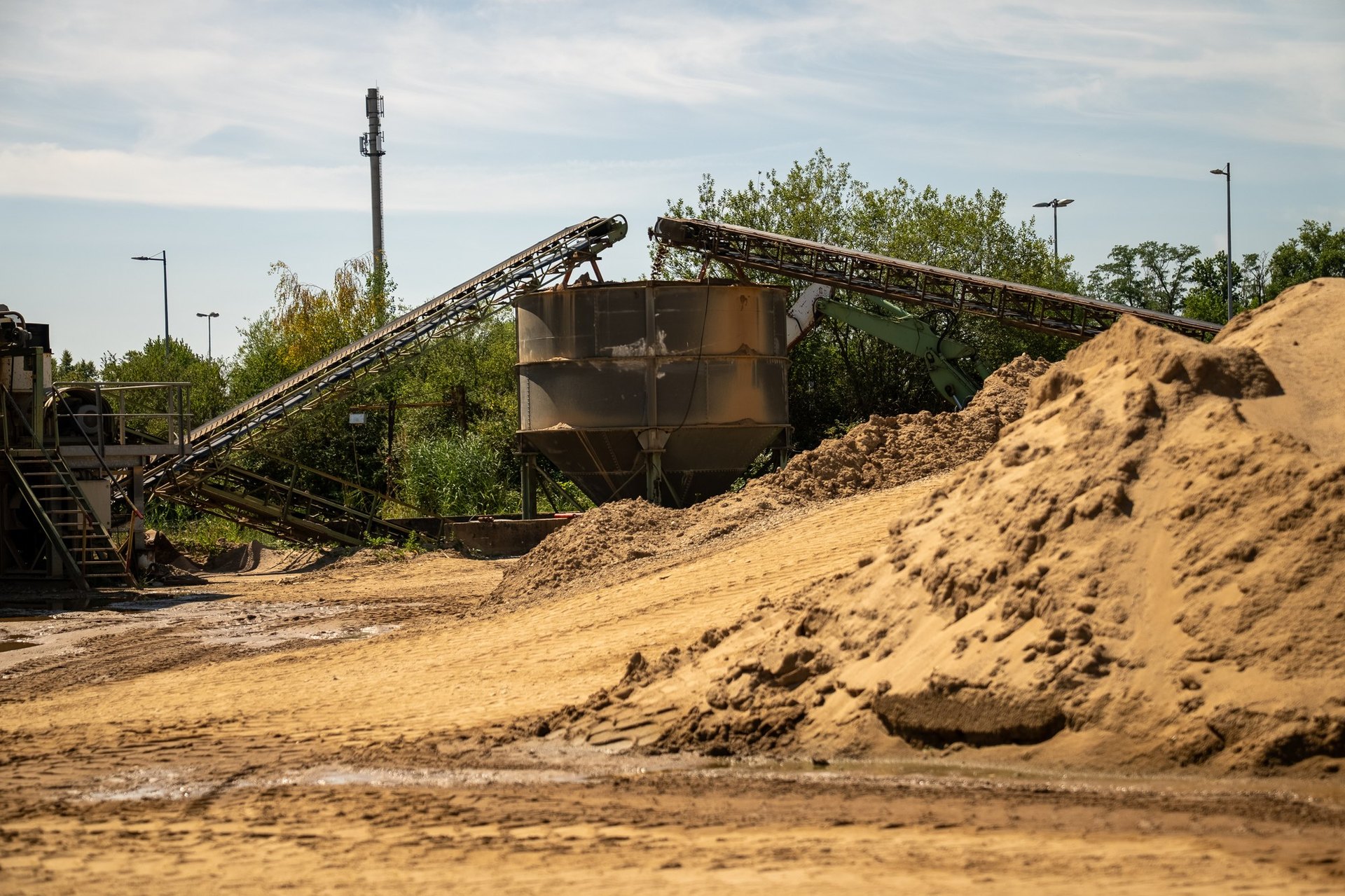 Sandhalde mit Förderband im Kieswerk Troisdorf-Spich