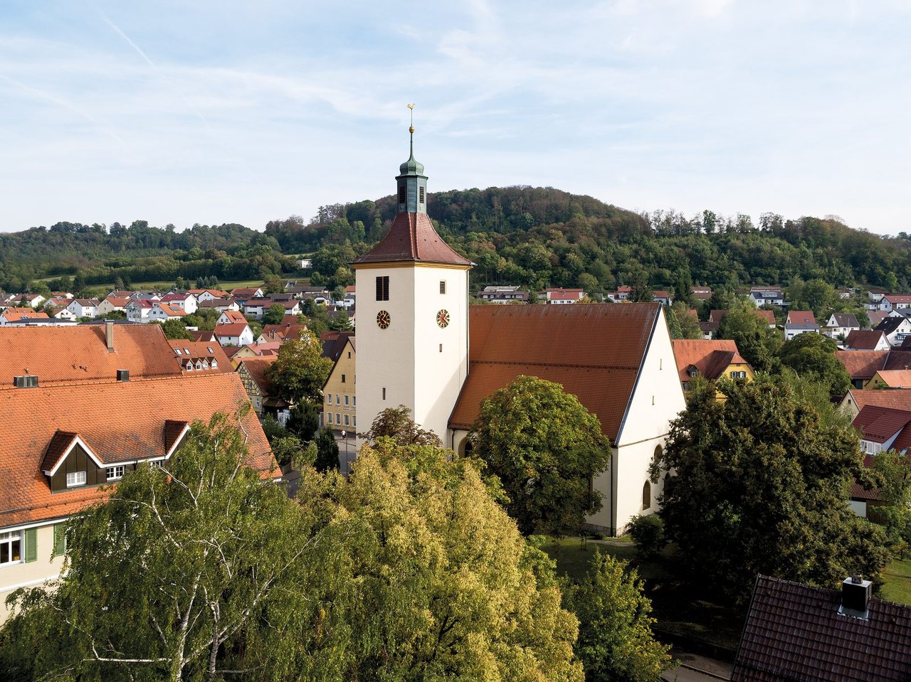 Quirinuskirche in Essingen aus der Luft