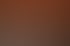 Brautpaar tanzt lachend in einem beleuchteten Tipi-Zelt während einer Hochzeitsfeier mit Gästen im Hintergrund.