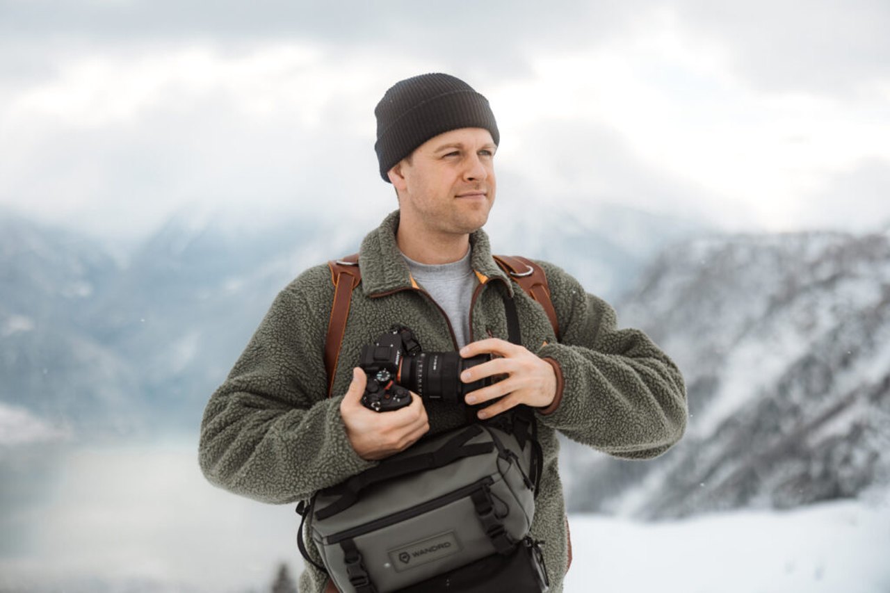 Pädi mit Kamera in verschneiter Berglandschaft