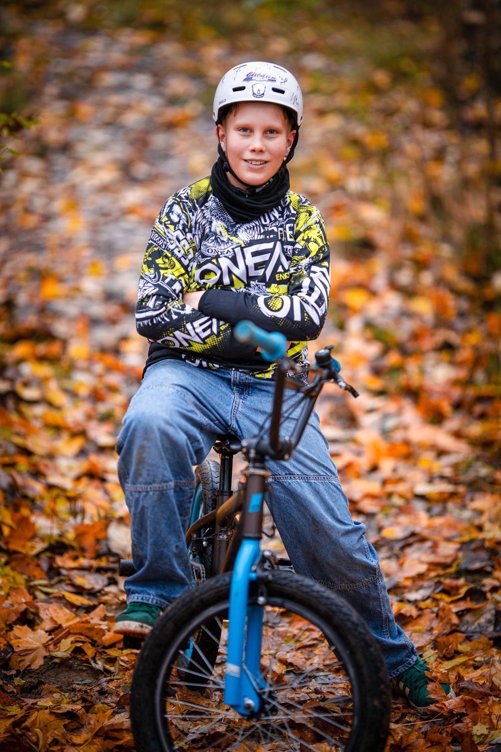 Jungs mit ihren Rädern beim Freunde-Shooting auf der BMX-Bahn