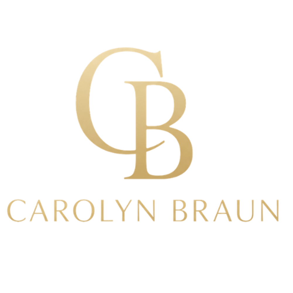 Goldenes „CB“-Monogramm über dem Text „CAROLYN BRAUN“ auf dunkelgrünem Hintergrund.