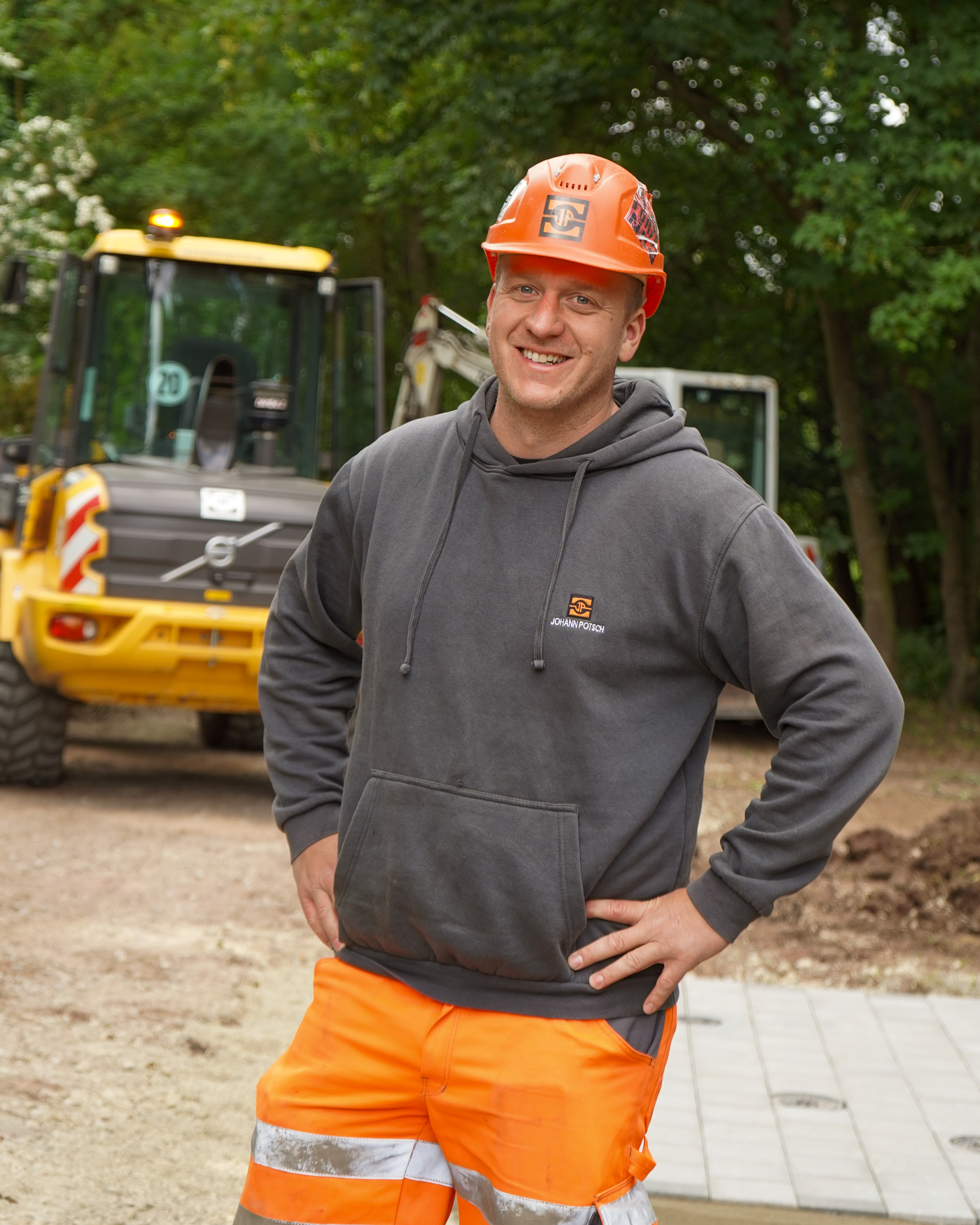 Tiefbau-Baustelle mit Team und Maschinen