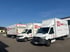 Drei Zenith-Umzüge Lkw und Transporter stehen auf dem Firmengelände bei blauem Himmel