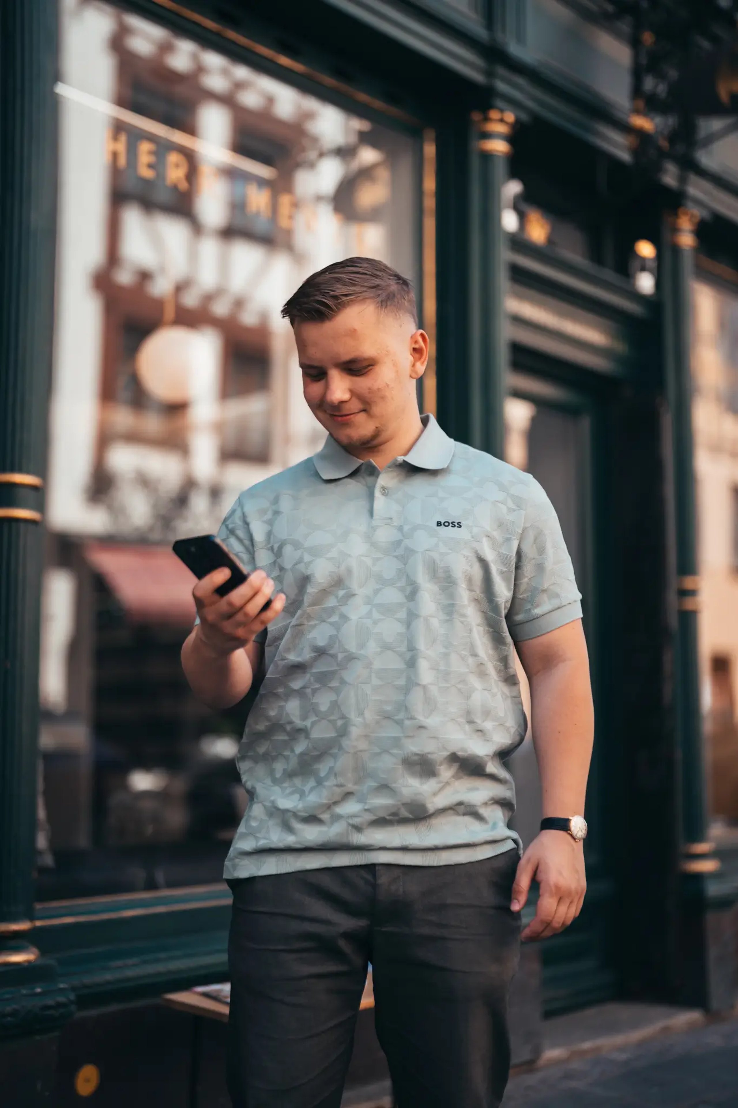 Ein potenzieller Kunde ruft eine Website auf dem Smartphone auf