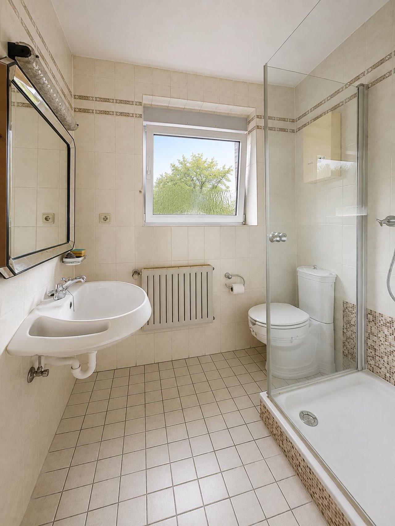 Badezimmer mit Fenster und Dusche