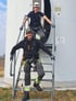 Geschäftsführer Steven Hampe und Sebastian Rutz an einem Aufgang zu einer Windendergieanlage.