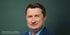 Peter Schentler, Partner / Head of CFO Advisory Austria, lächelt vor dunkelgrünem Hintergrund.
