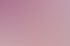 Eine Masseurin gießt Massageöl auf den Rücken einer entspannt liegenden Frau in einem Wellness-Studio mit Lotus-Logo.