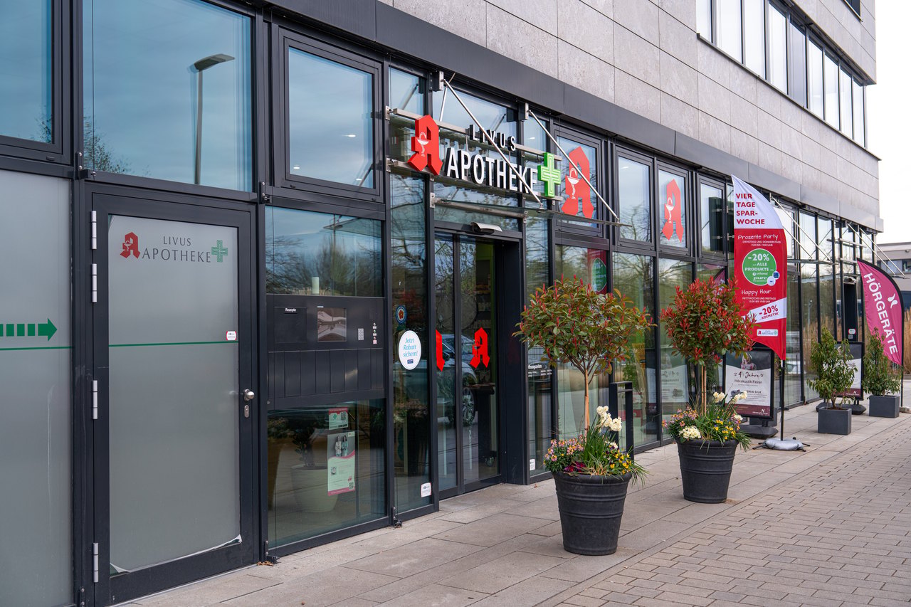 Eingang der LIVUS Apotheke in Bensheim