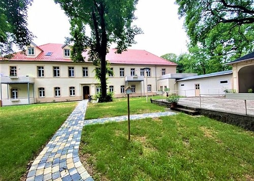 Gepflegte Außenanlage an einem Verwaltungsobjekt am Weinberg in Oschatz