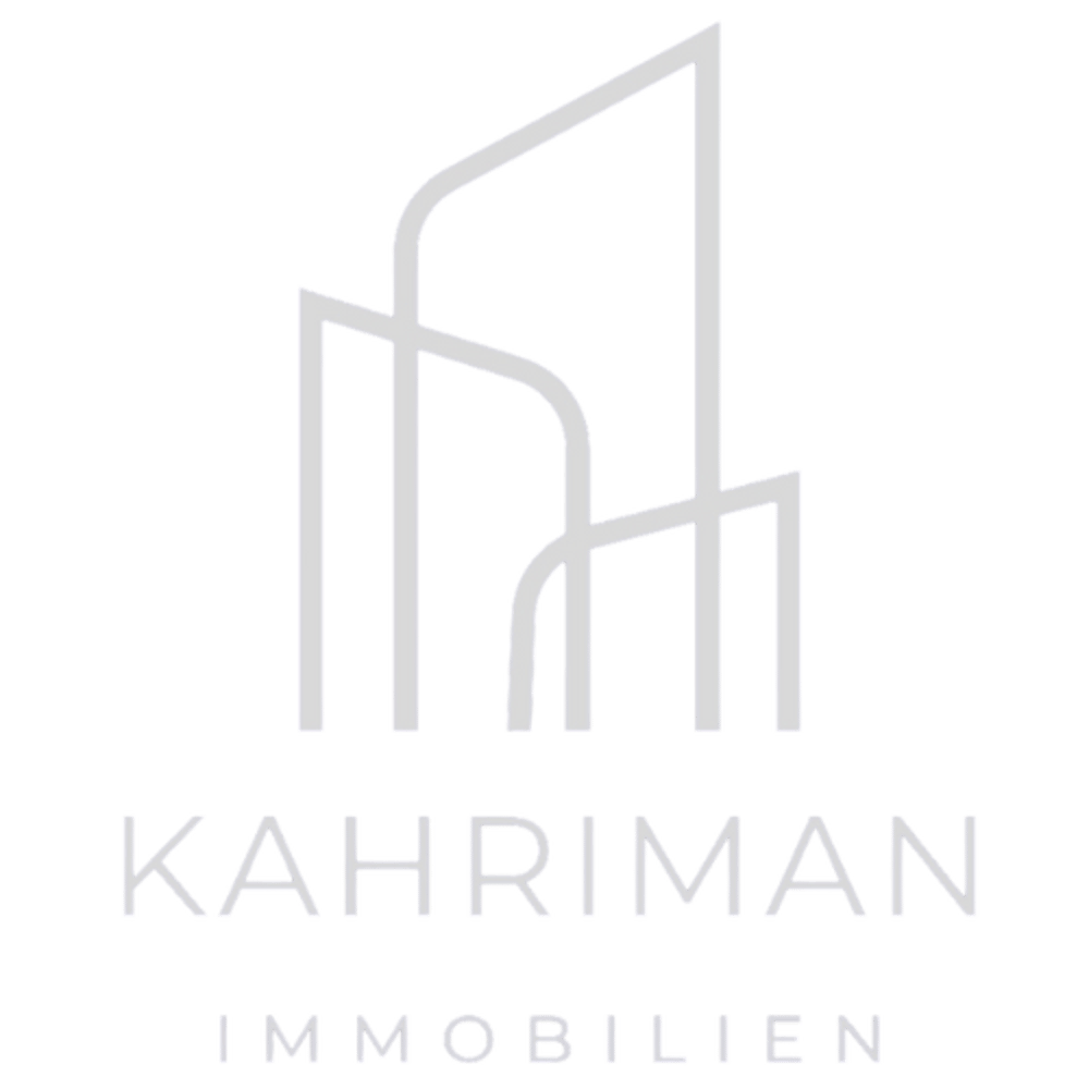 Logo: KAHRI MAN IMMOBILIEN Schriftzug mit stilisierten Gebäuden in Silber auf grünem Hintergrund.
