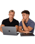 Zwei fokussierte Männer mit Laptops