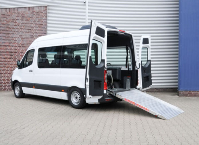 Sprinter mit Heckabsenkung und Auffahrrampe – Bild 1