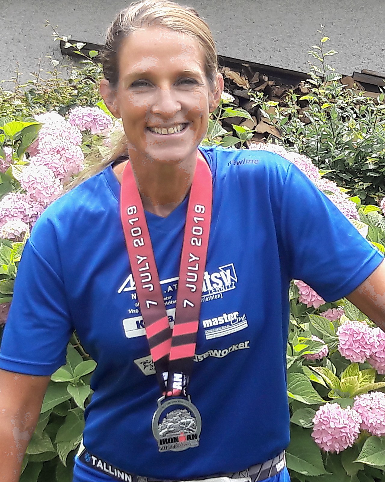 Petra Ritter mit Finisher-Medaille beim IRONMAN Klagenfurt 2019