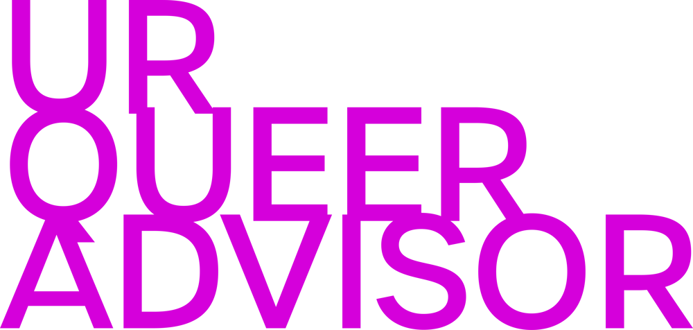 Schriftzug UR QUEER ADVISOR in leuchtendem Pink auf schwarzem Hintergrund.