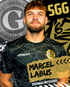 Marcel Labus trägt ein schwarzes Trikot mit Uhlsport-Logo, "SGG", Nummer 6 und "Zentrales Mittelfeld".