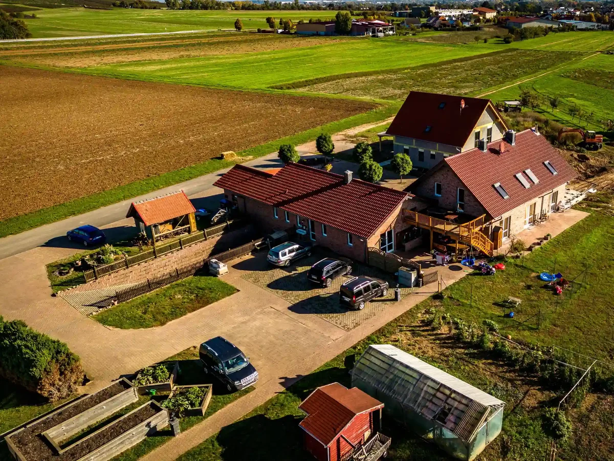 Luftaufnahme von Haus mit Hof