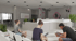 Moderne Büroplanung mit höhenverstellbaren Schreibtischen und ergonomischem Bürodrehstuhl – funktionale und stilvolle Büroeinrichtung für gesundes Arbeiten.