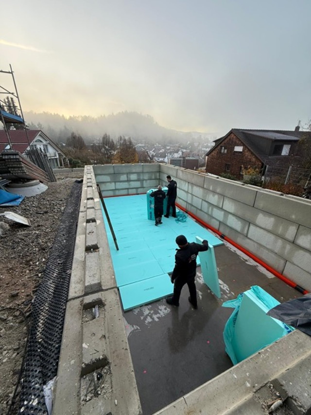 POOL+HOME Team bei der Vorbereitung der Bodenplatte