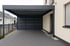 Modernes, freistehendes Carport aus anthrazitfarbenem Metall neben einem hellen Haus mit gepflasterter Einfahrt.