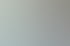 Ein lächelndes Schulmädchen an einem Schreibtisch voller Stifte und Hefte und unterhält sich mit einer Lehrkraft – ein Symbolbild für individuelles Lernen.