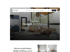 Moderne Innenraumgestaltung mit großem Fenster, braunem Sofa, grauem Teppich und Holzdecke in einem Wohnraum.
