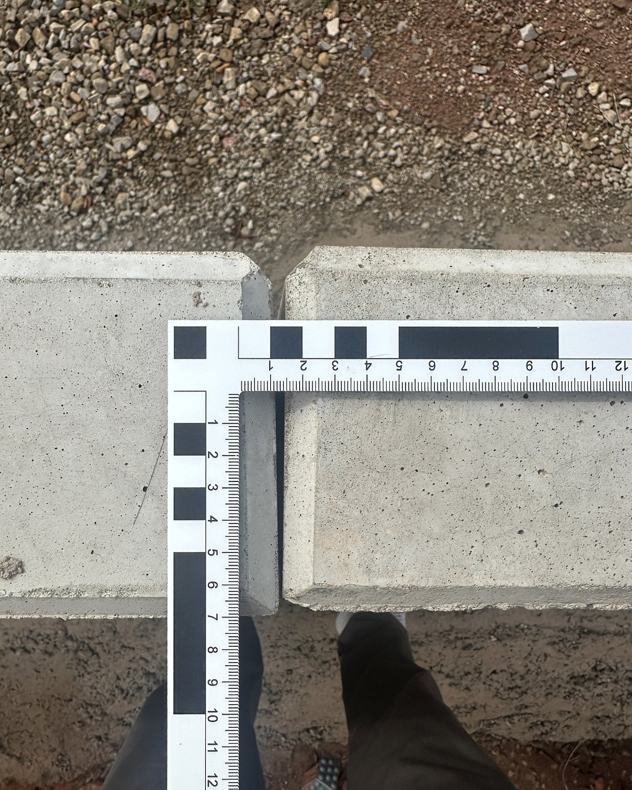 Weitere dokumentierte Fuge zwischen Betonelementen mit Maßstab zur fachlichen Zustandsaufnahme.