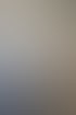 Lächelnde Frau mit blonden Haaren im Büro der EGEGRUPPE bei einer Besprechung am Schreibtisch.