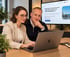 Zwei Personen arbeiten gemeinsam an einem Laptop vor einem Bildschirm mit der Website einer lokalen Reinigungsfirma.