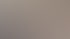 Ein Mann und eine Frau unterhalten sich in einem Büro, die Frau hält eine rote Zwischenablage.