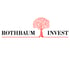 Logo von Rothbaum Invest mit einem roten Baumsymbol zwischen den schwarzen Schriftzügen auf weißem Grund.