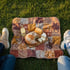Picknickdecke mit Brot, Käse und Limonade