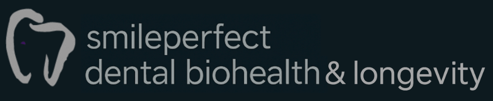 Graues Zahn-Logo mit Text "smileperfect dental biohealth & longevity" auf dunklem Hintergrund.