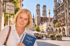 Alemán con Margarita. Frau mit dem Buch „Deutsch mit Margarita“ auf dem Marienplatz in München vor der Frauenkirche und dem Rathaus.