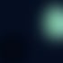 Dunkelblauer Hintergrund mit einem hellen, grünlich-blauen Lichtpunkt oben rechts.