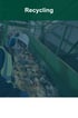 Recycling: Arbeiter in Schutzkleidung inspiziert Müll auf einem Förderband in einer Recyclinganlage.