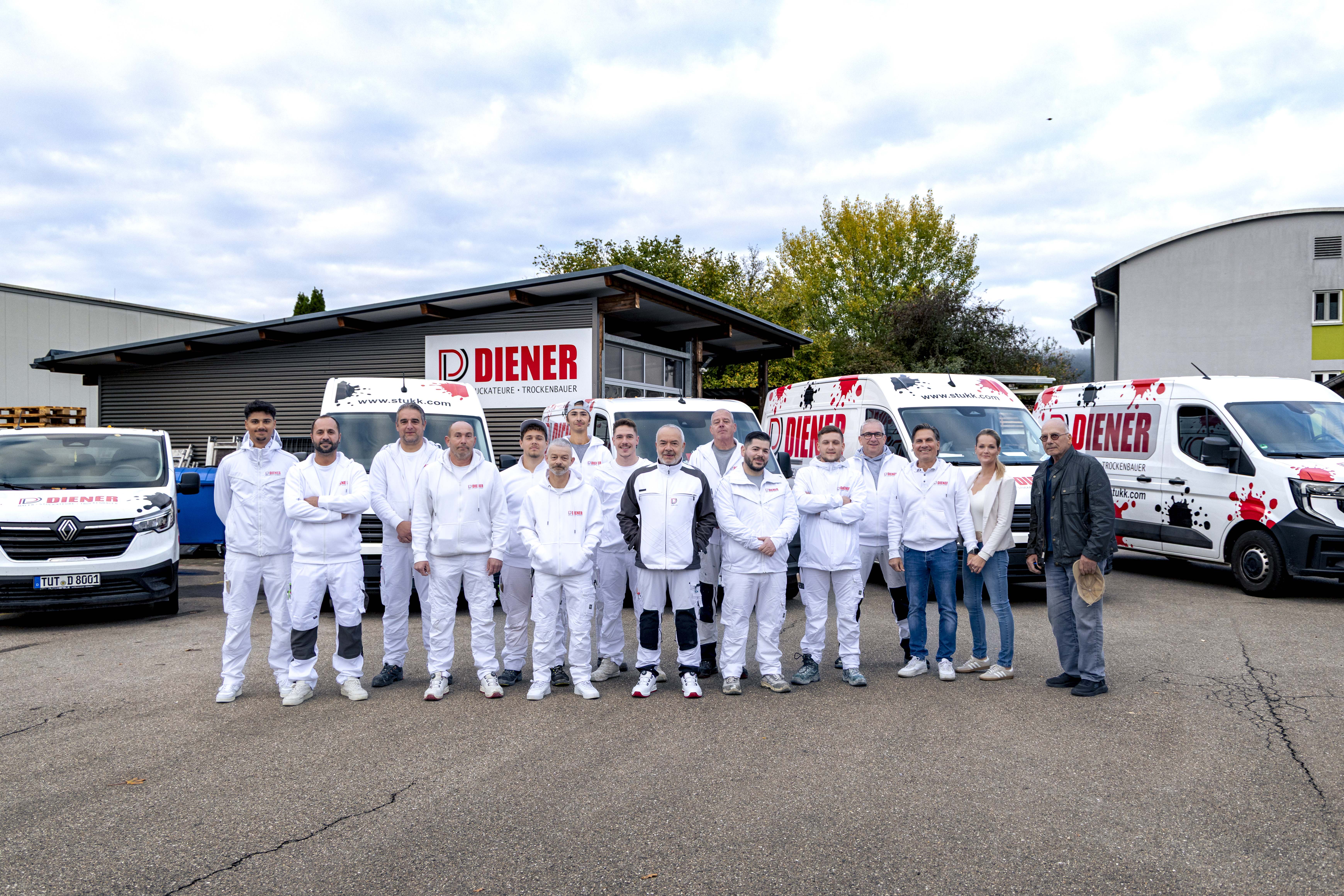 Team von Diener Maler Stuckateure vor den Firmenfahrzeugen in Tuttlingen