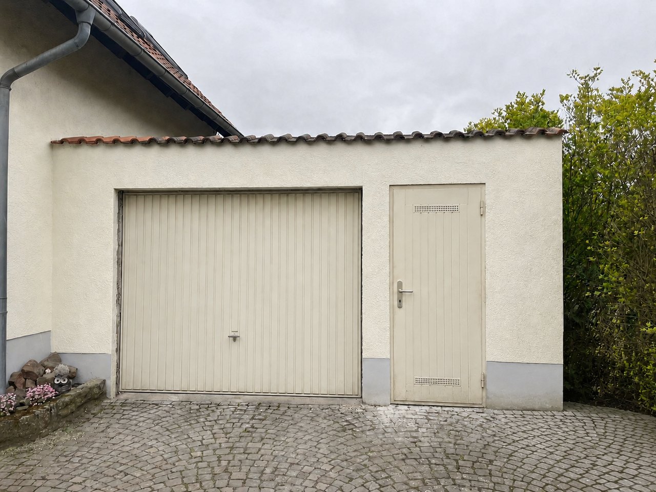 Garage & Nebentür aus einem Guss – vorher