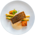 Gebratenes Lachsfilet mit knuspriger Haut, weißem und grünem Spargel, Süßkartoffel und Soßenschaum auf weißem Teller.