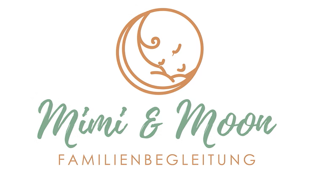 Logo "Mimi & Moon Familienbegleitung" mit einem goldenen Halbmond, der ein schlafendes Baby und einen Ast umrahmt.