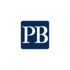 Dunkelblaues Quadrat mit den weißen Großbuchstaben "PB" auf grünem Hintergrund.