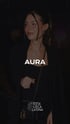 Junge Frau mit dunklem Blazer und Top, blickt nach links, Text "AURA" und "ESTA LOCA LATINA".