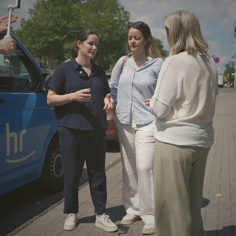 Isabell Pitsch-Pérez und Isabel Pérez mit dem Drehteam des hr