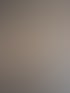 Wohnzimmer mit dunkler Sitzgruppe, Wand ruhig und streifenfrei hinter Sofa und Sessel gearbeitet.