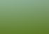 Gepflegte grüne Rasenfläche in einem Park mit Formschnitt-Sträuchern, Bäumen und blauem Himmel.